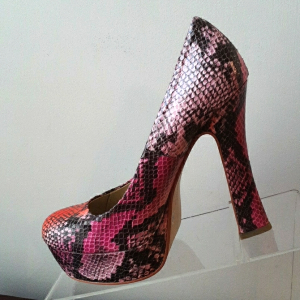 FABULOUS Chinese Laundry Platform "Snakeskin" embossed High Heels